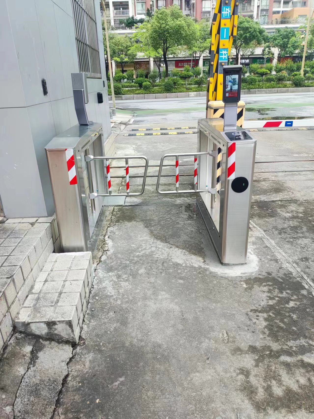 佛山电信高明区上线人脸人行通道闸+人脸门禁，实现与佛山电信市公司进行统一管理。
